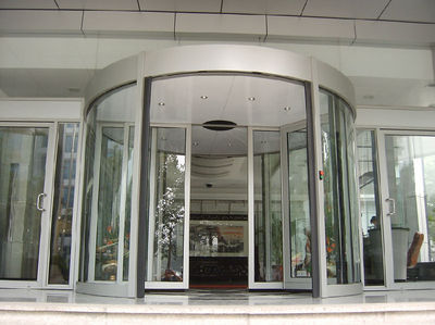 两翼豪华带展箱旋转门厂家_铝带_产品_中铝网